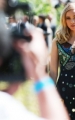 suki-waterhouse-wearing-burberry-make-up-at-the-burberry-menswear-spring_summer-2016-show