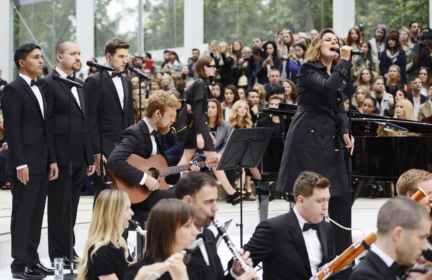 alison-moyet-performing-live-at-the-burberry-womenswear-s_s16-sho_002