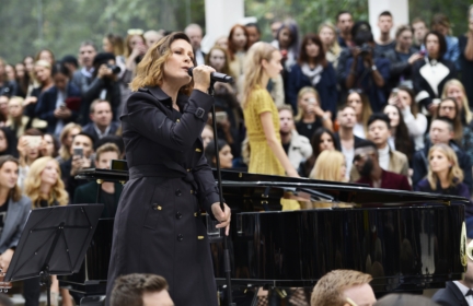 alison-moyet-performing-live-at-the-burberry-womenswear-s_s16-sho_003