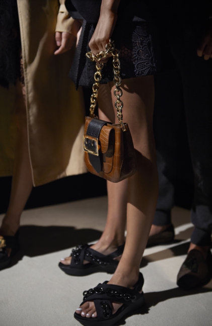 backstage-at-the-burberry-womenswear-s_s16-sho_005