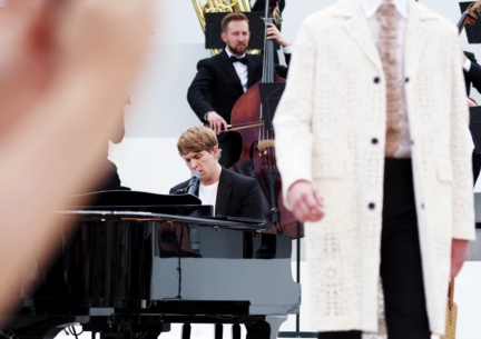 rhodes-performing-live-at-the-burberry-menswear-spring-summer-2016-sho_001