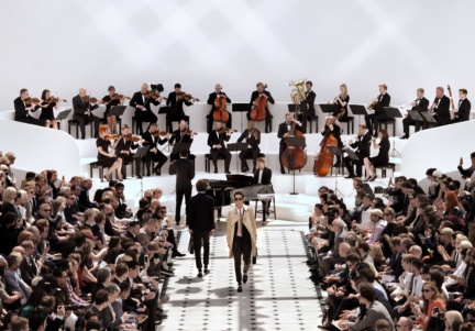 rhodes-performing-live-at-the-burberry-menswear-spring-summer-2016-sho_002