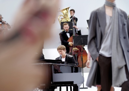 rhodes-performing-live-at-the-burberry-menswear-spring-summer-2016-sho_004