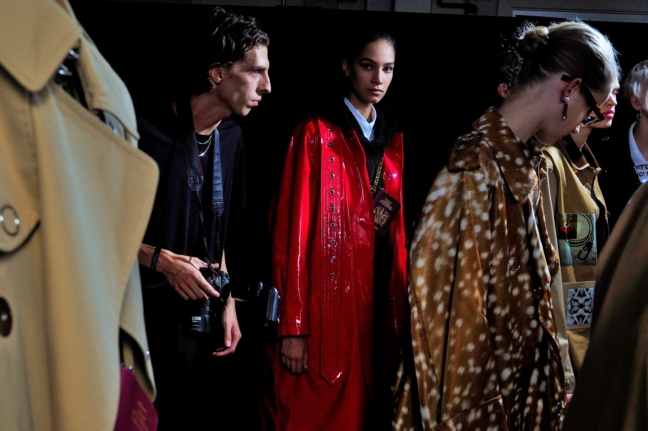 backstage-at-the-burberry-spring_summer-2019-show_014-2