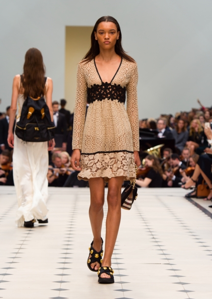 burberry-womenswear-s_s16-collection-look-11