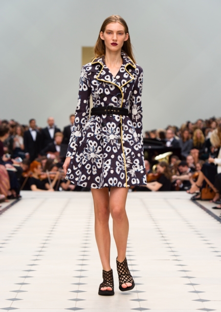 burberry-womenswear-s_s16-collection-look-28