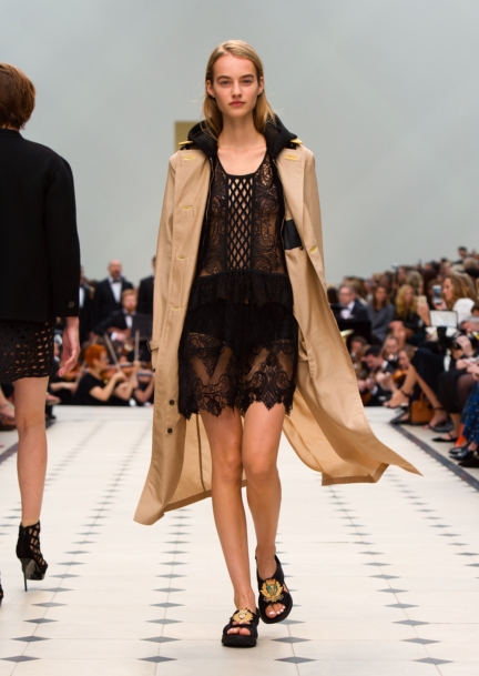 burberry-womenswear-s_s16-collection-look-4