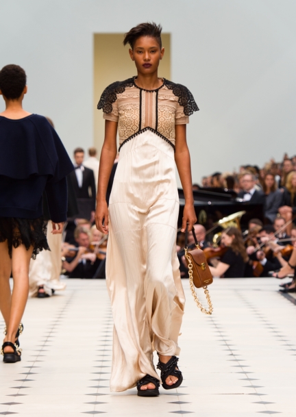 burberry-womenswear-s_s16-collection-look-43