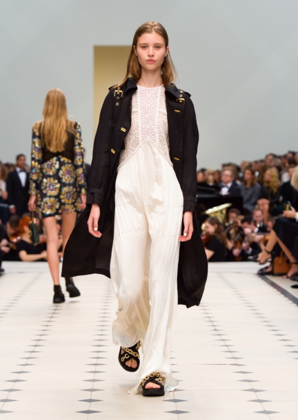 burberry-womenswear-s_s16-collection-look-49