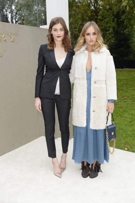 amber-anderson-and-suki-waterhouse-wearing-burberry-to-the-burberry-womenswear-s_s16-show