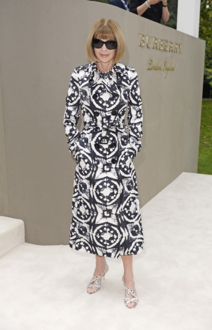 anna-wintour-wearing-burberry-to-the-burberry-womenswear-s_s16-show
