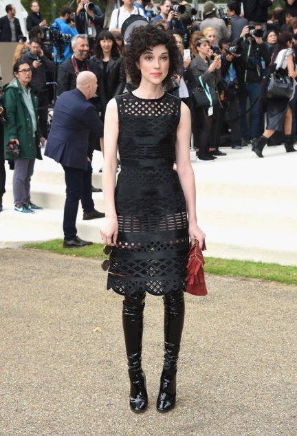annie-clark-wearing-burberry-at-the-burberry-womenswear-s_s16-show