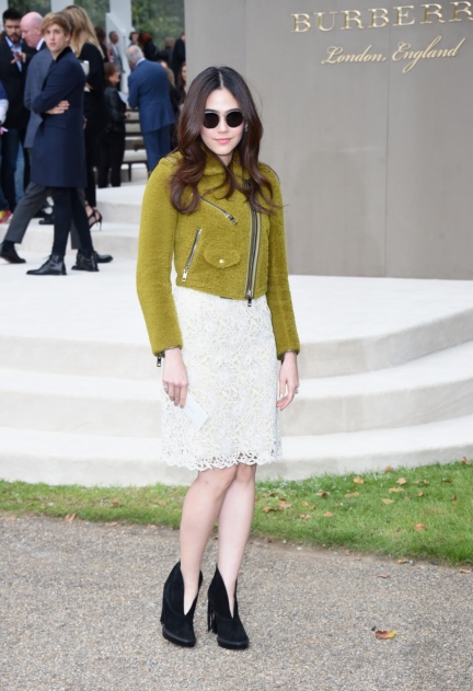 araya-a-hargate-wearing-burberry-at-the-burberry-womenswear-s_s16-show