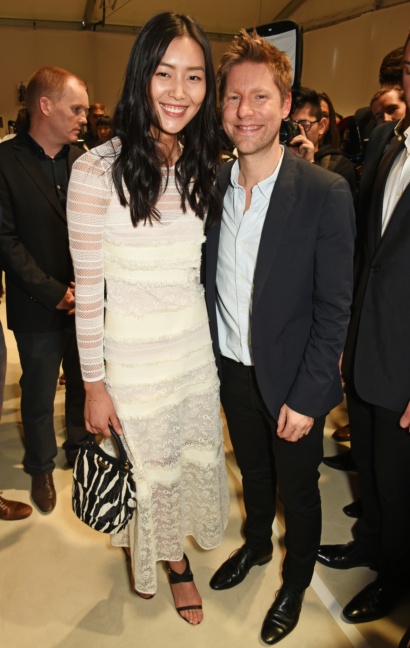 christopher-bailey-and-liu-wen-at-the-burberry-womenswear-s_s16-show