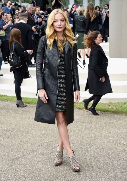 clara-paget-wearing-burberry-at-the-burberry-womenswear-s_s16-show