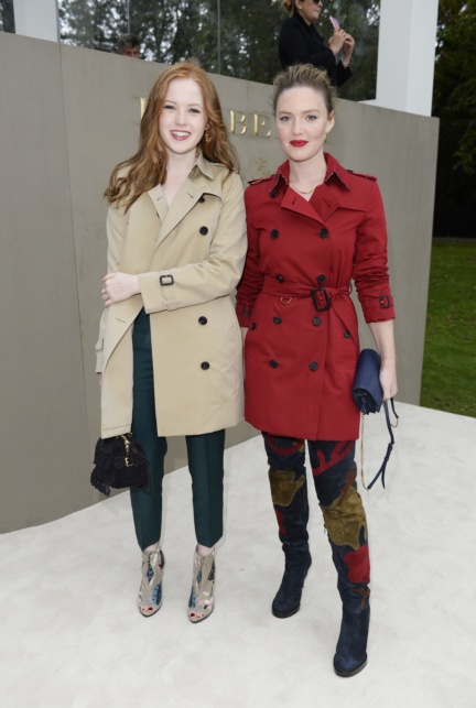 ellie-bamber-and-holliday-grainger-wearing-burberry-to-the-burberry-womenswear-s_s16-show