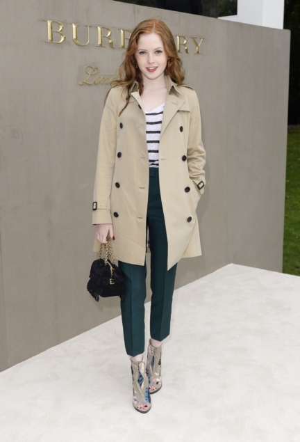 ellie-bamber-wearing-burberry-to-the-burberry-womenswear-s_s16-show
