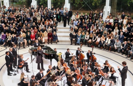 guests-at-the-burberry-womenswear-s_s16-show