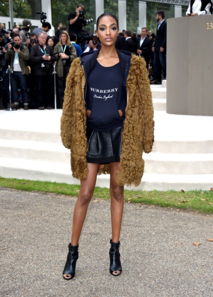 jourdan-dunn-wearing-burberry-at-the-burberry-womenswear-s_s16-sho_002