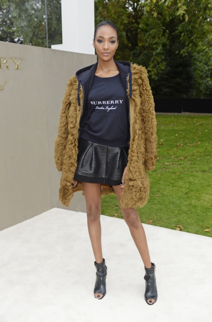 jourdan-dunn-wearing-burberry-to-the-burberry-womenswear-s_s16-show