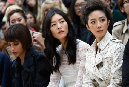 liu-wen-and-guey-lun-mei-on-the-front-row-at-the-burberry-womenswear-s_s16-sho_001