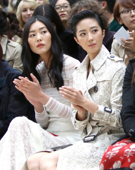 liu-wen-and-guey-lun-mei-on-the-front-row-at-the-burberry-womenswear-s_s16-sho_003