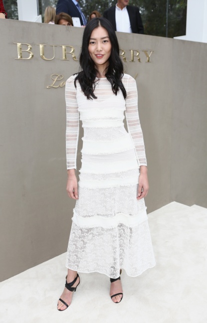 liu-wen-wearing-burberry-at-the-burberry-womenswear-s_s16-show