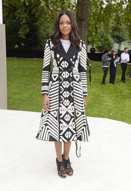naomie-harris-wearing-burberry-to-the-burberry-womenswear-s_s16-show