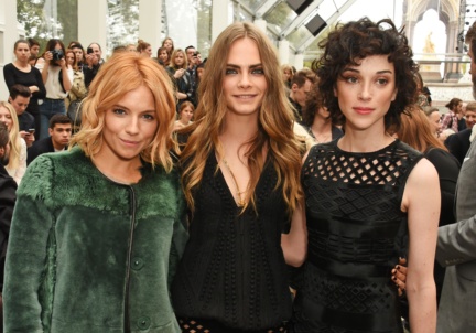 sienna-miller-cara-delevingne-and-annie-clark-at-the-burberry-womenswear-s_s16-show