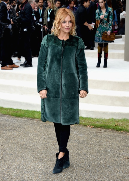 sienna-miller-wearing-burberry-at-the-burberry-womenswear-s_s16-sho_002