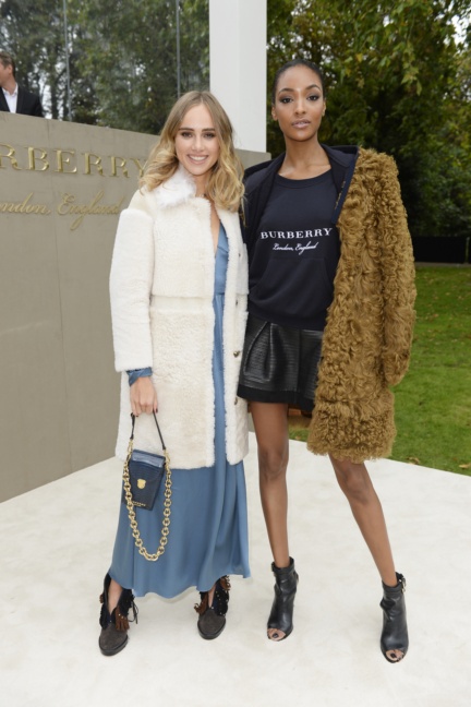 suki-waterhouse-and-jourdan-dunn-wearing-burberry-to-the-burberry-womenswear-s_s16-show