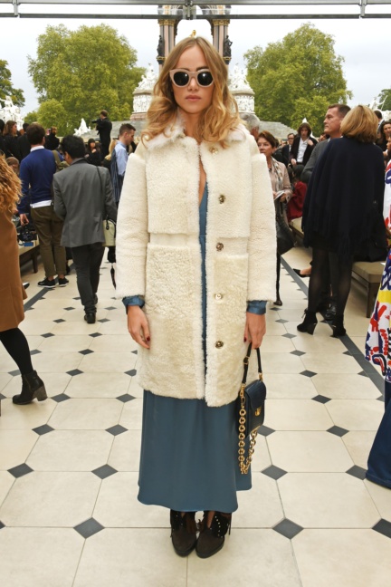 suki-waterhouse-wearing-burberry-at-the-burberry-womenswear-s_s16-sho_001