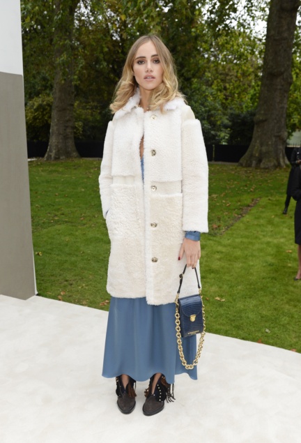 suki-waterhouse-wearing-burberry-to-the-burberry-womenswear-s_s16-show