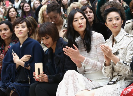 sun-li-liu-wen-and-guey-lun-mei-on-the-front-row-at-the-burberry-womenswear-s_s16-sho_002