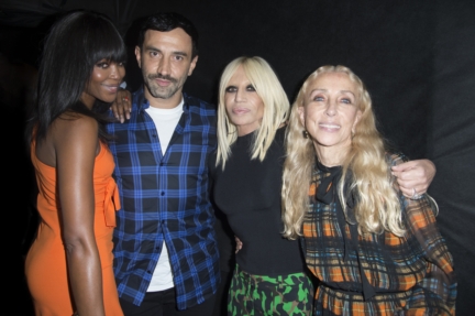 003_naomi-campbellriccardo-tiscimdonatella-versacefranca-sozzani_mnt_6755_r