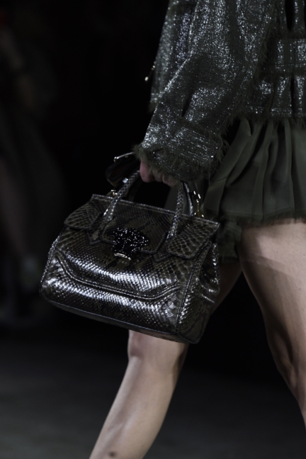versace-milan-fashion-week-spring-summer-2016-show-detail-18