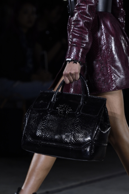 versace-milan-fashion-week-spring-summer-2016-show-detail-19