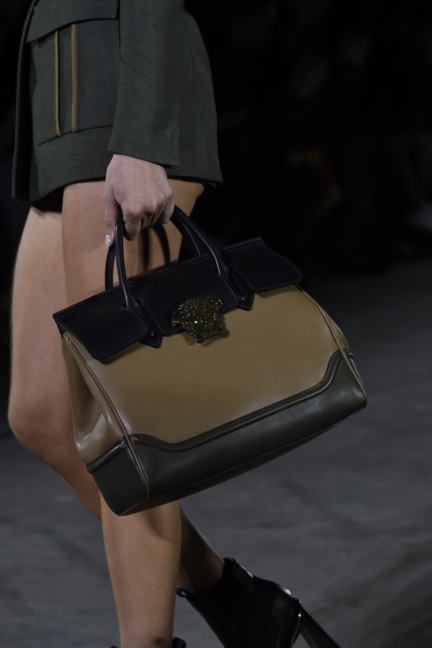 versace-milan-fashion-week-spring-summer-2016-show-detail-2