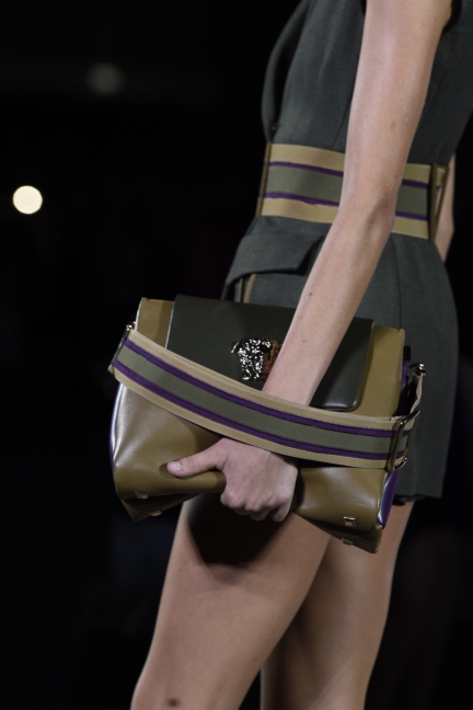 versace-milan-fashion-week-spring-summer-2016-show-detail-3
