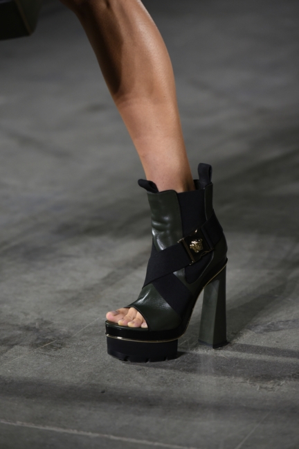 versace-milan-fashion-week-spring-summer-2016-show-detail-40