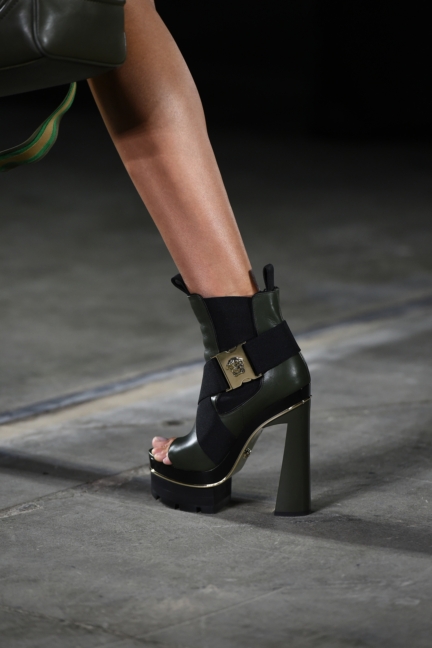 versace-milan-fashion-week-spring-summer-2016-show-detail-46
