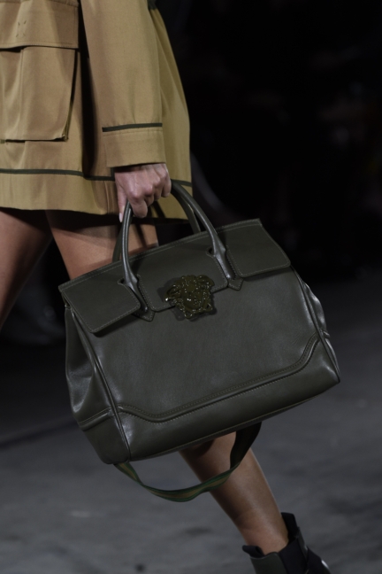 versace-milan-fashion-week-spring-summer-2016-show-detail-5