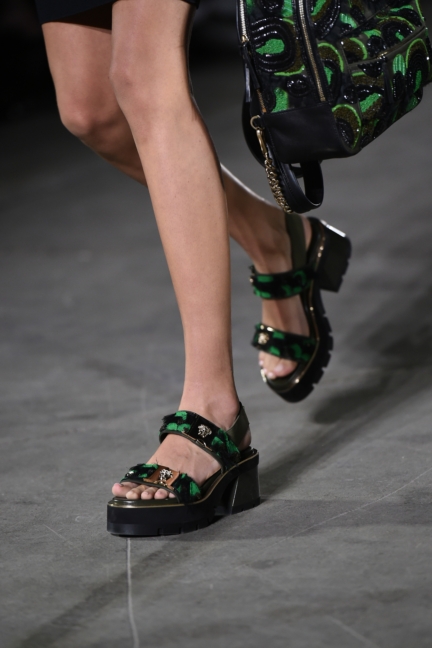 versace-milan-fashion-week-spring-summer-2016-show-detail-54