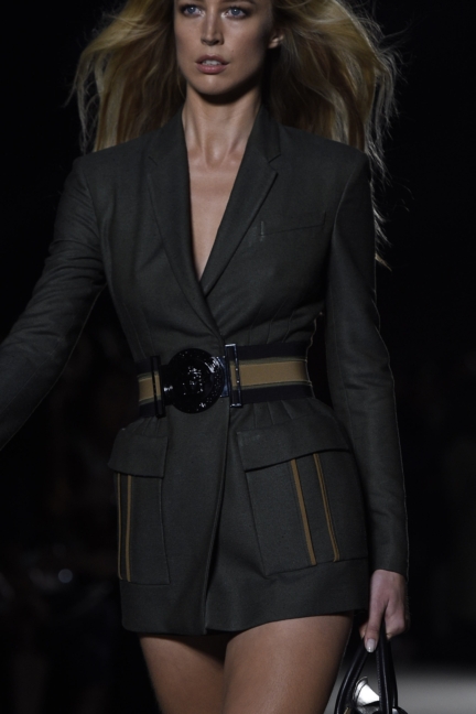 versace-milan-fashion-week-spring-summer-2016-show-detail