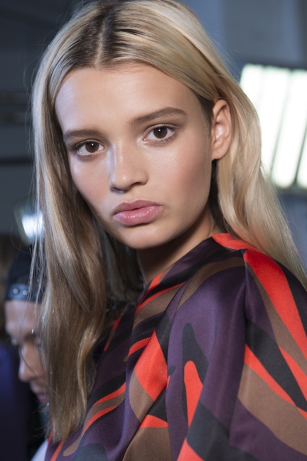 versace-milan-fashion-week-spring-summer-2016-backstage-10