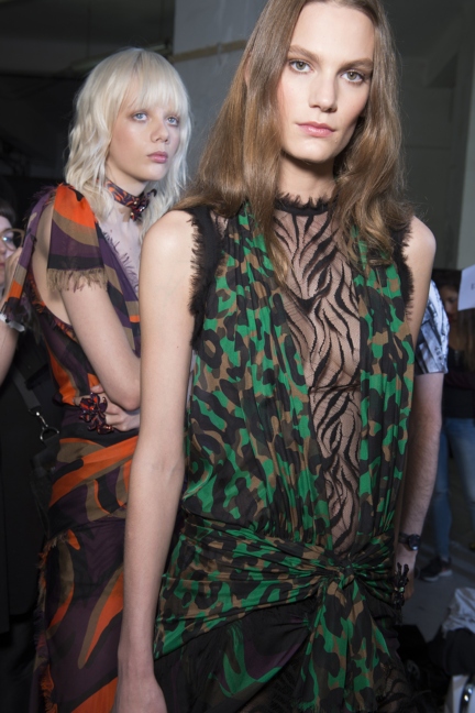 versace-milan-fashion-week-spring-summer-2016-backstage-101