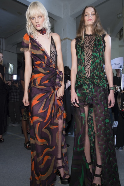 versace-milan-fashion-week-spring-summer-2016-backstage-109