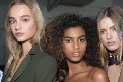 versace-milan-fashion-week-spring-summer-2016-backstage-13
