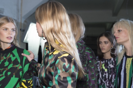 versace-milan-fashion-week-spring-summer-2016-backstage-130