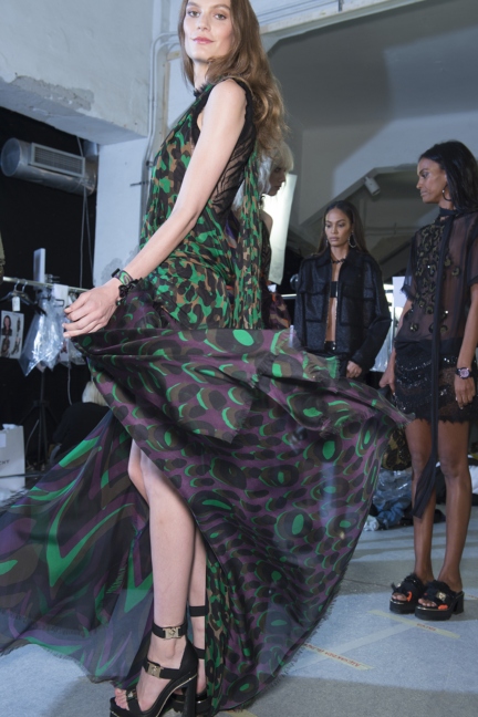 versace-milan-fashion-week-spring-summer-2016-backstage-137